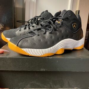 Jordan Men's Black and Yellow Sneakers